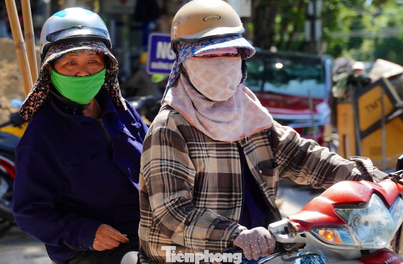 Nắng nóng, công việc mưu sinh của những lao động tự do thêm phần vất vả. Những người phụ nữ bịt kín mặt, chỉ để lộ đôi mắt, chống chọi cái nắng khắc nghiệt để mưu sinh.