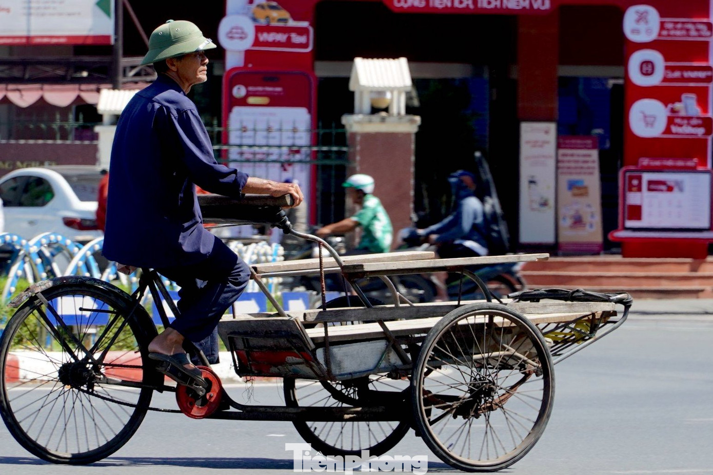 Dưới cái nắng gay gắt của mùa hè, người lao động phải đối mặt nhiều khó khăn, vất vả khi làm việc ngoài trời.