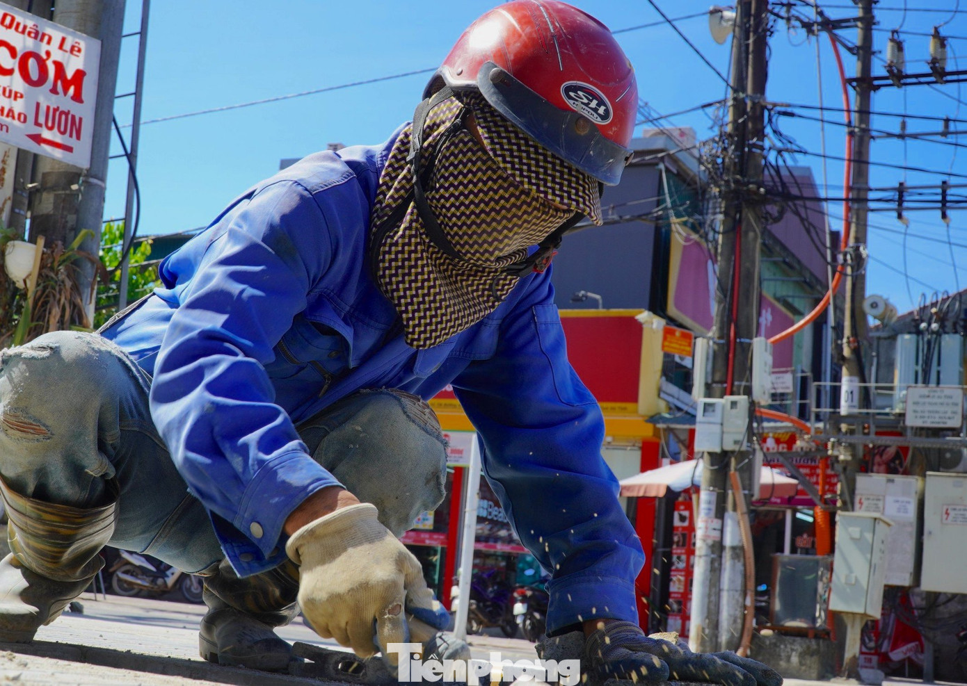 Dọc trên các tuyến đường tại thành phố Hà Tĩnh, những người bán hàng rong, thu mua ve chai, thợ hồ,… áo đẫm mồ hôi vẫn cần mẫn làm việc dưới cái nắng gay gắt.