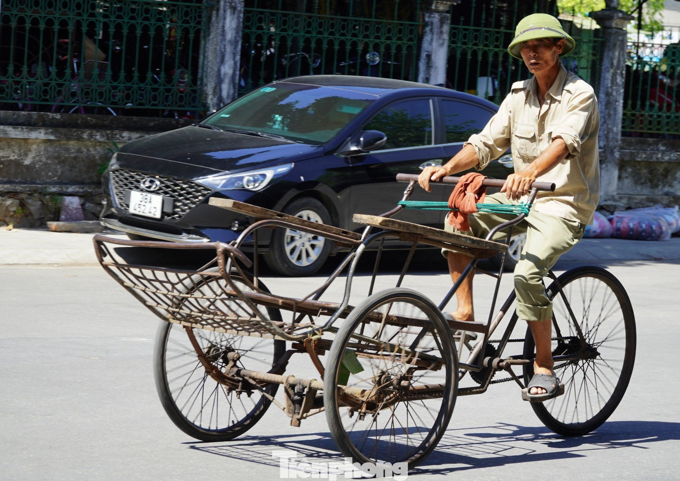 Dưới cái nắng gay gắt của mùa hè, người lao động phải đối mặt nhiều khó khăn, vất vả khi làm việc ngoài trời.
