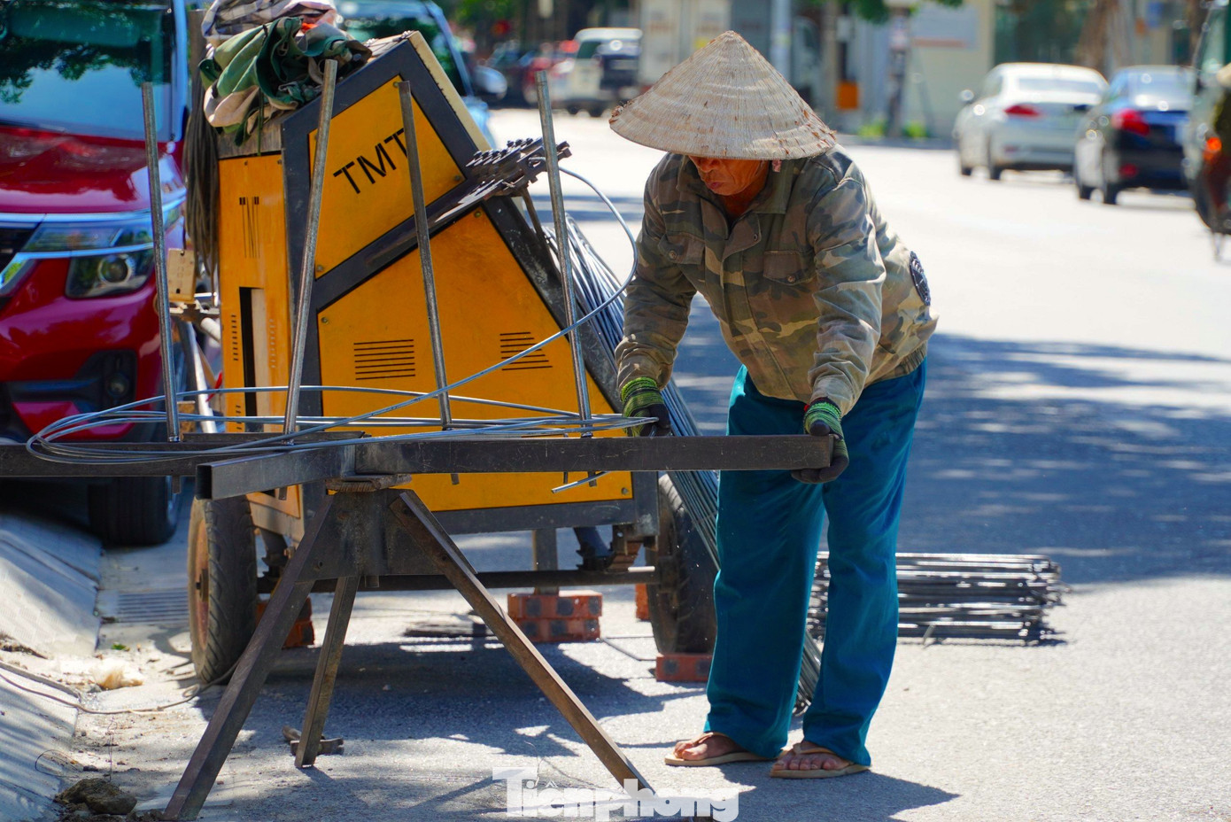 Khoảng 10h, thành phố Hà Tĩnh nóng như nung. Ông Lương (quê ở xã Đồng Môn, thành phố Hà Tĩnh) đang cố gắng hoàn thiện những phần việc còn lại trước khi nghỉ trưa.