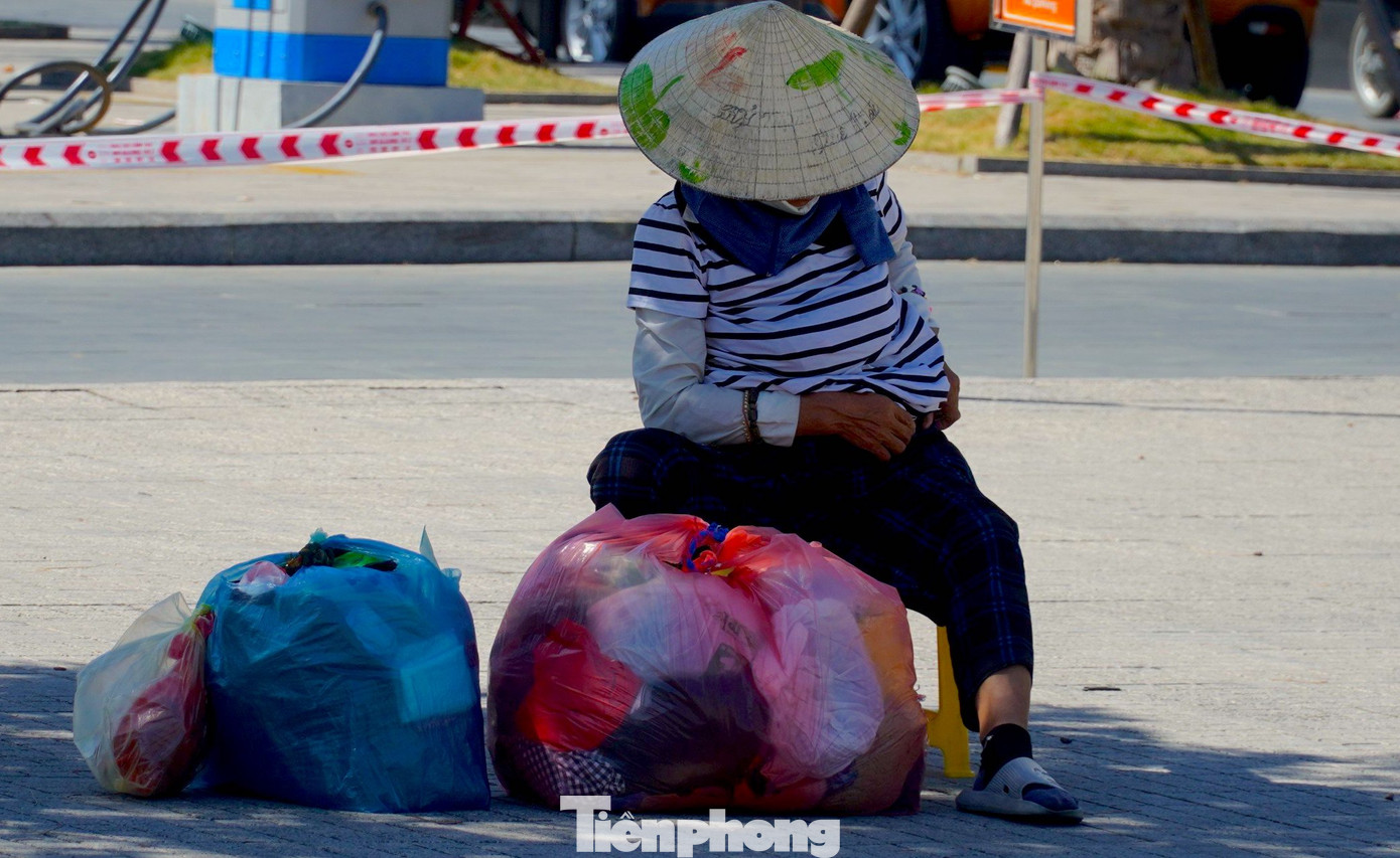 Nón lá, áo bảo hộ hay một bóng râm dưới tán cây xanh cũng giúp "giải nhiệt" phần nào cho người lao động.