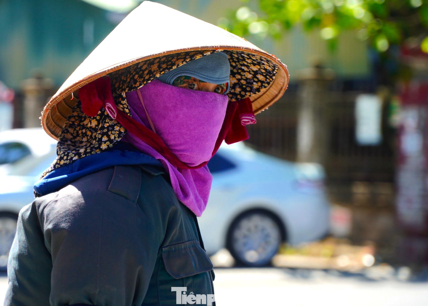 Nắng nóng, công việc mưu sinh của những lao động tự do thêm phần vất vả. Những người phụ nữ bịt kín mặt, chỉ để lộ đôi mắt, chống chọi cái nắng khắc nghiệt để mưu sinh.