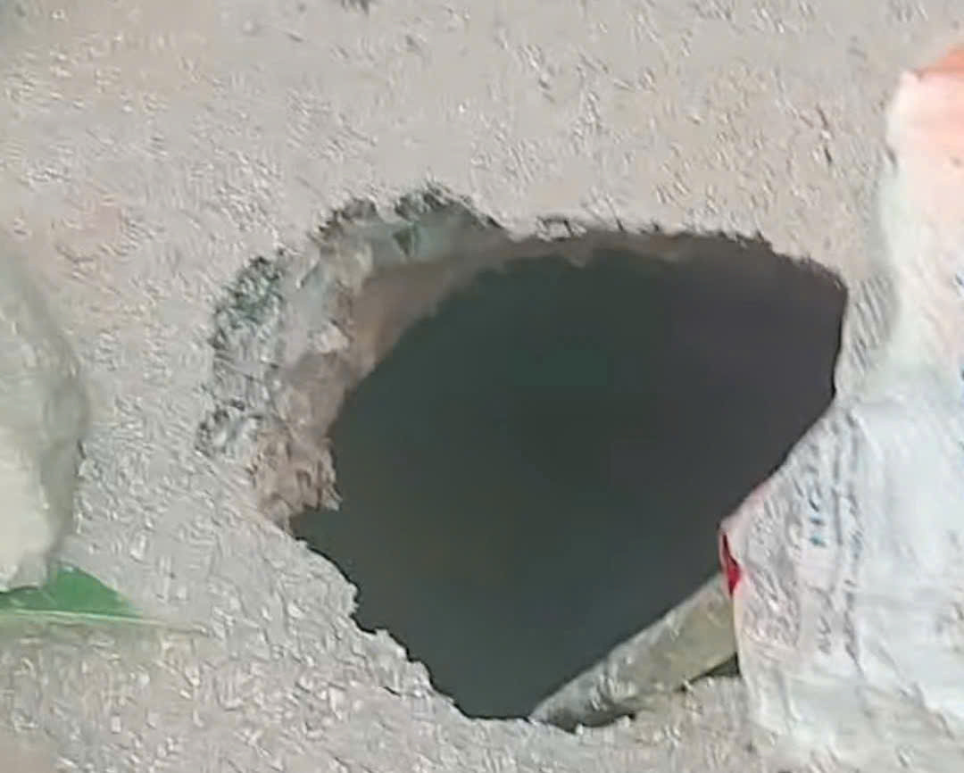 Hố tử thần xuất hiện trên đường huyện lộ 8.