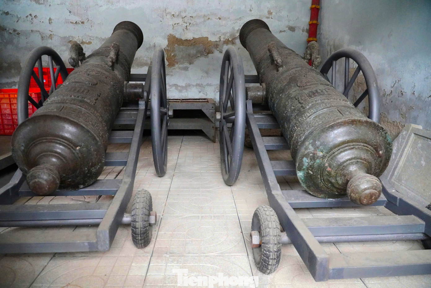 Theo đó, 3 khẩu súng được tìm thấy trong con tàu cổ bị đắm. Vị trí tàu ở độ sâu 30m, gần đảo Mắt, cách cửa Nhượng ở huyện Cẩm Xuyên khoảng 35 hải lý. Sau khi 3 khẩu súng được trục vớt, cán bộ Bảo tàng Hà Tĩnh tìm cách thu hồi và lưu giữ. Theo đó, 3 khẩu súng được tìm thấy trong con tàu cổ bị đắm. Vị trí tàu ở độ sâu 30m, gần đảo Mắt, cách cửa Nhượng ở huyện Cẩm Xuyên khoảng 35 hải lý. Sau khi 3 khẩu súng được trục vớt, cán bộ Bảo tàng Hà Tĩnh tìm cách thu hồi và lưu giữ.