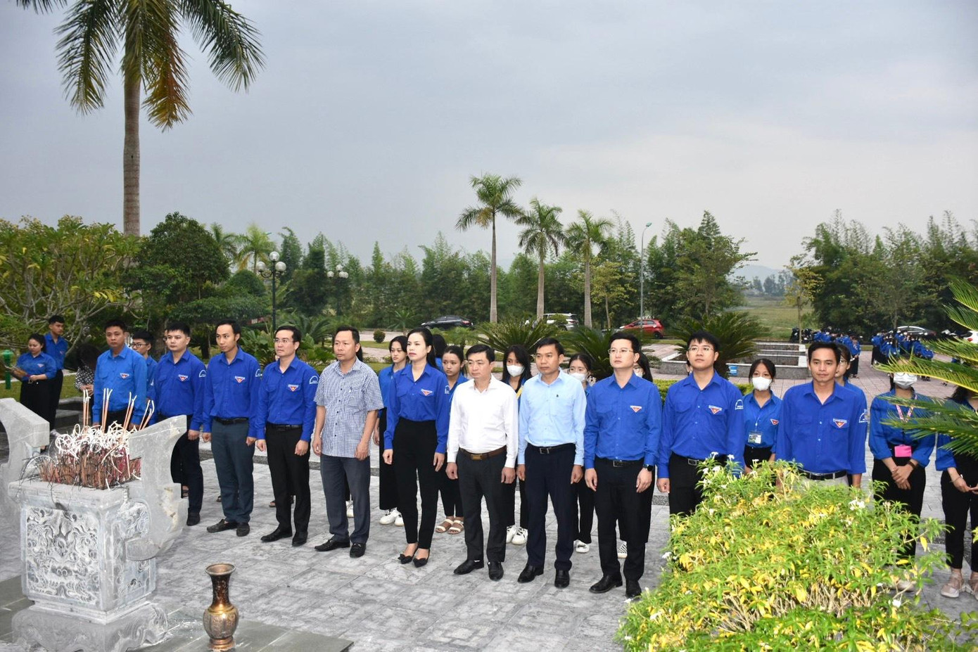 Đại diện Ban Thường vụ Huyện ủy Thạch Hà và Ban Thường vụ Tỉnh Đoàn Hà Tĩnh cùng tham gia dâng hương... Đại diện Ban Thường vụ Huyện ủy Thạch Hà và Ban Thường vụ Tỉnh Đoàn Hà Tĩnh cùng tham gia dâng hương...