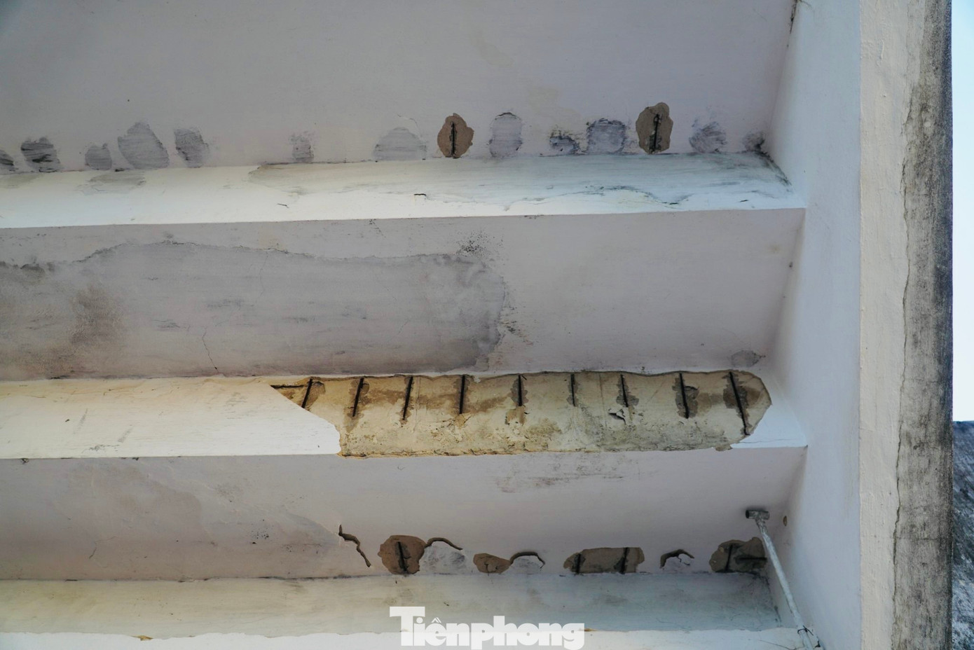 Liên quan đến vấn đề cơ sở vật chất của Trung tâm Huấn luyện và Thi đấu thể dục thể thao xuống tại kỳ họp thứ 17, Hội đồng nhân dân tỉnh Hà Tĩnh khóa XVIII, ông Bùi Xuân Thập, Giám đốc Sở Văn hóa - Thể thao và Du lịch cho biết, những công trình phục vụ tập luyện, thi đấu thể thao của tỉnh được đầu tư từ cách đây hàng chục năm nên đã xuống cấp. Trước mắt, Sở đề nghị tỉnh sửa chữa, nâng cấp các công trình thể thao, xây dựng thêm nhà tập, phòng tập chức năng cho vận động viên, sân tập cho các tuyển bóng đá trẻ; xây dựng khu ký túc xá đáp ứng số lượng vận động viên đảm bảo ăn, ở và sinh hoạt.