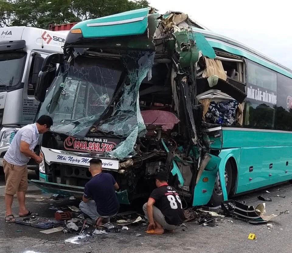 Xe khách biến dạng sau vụ tai nạn giao thông. Xe khách biến dạng sau vụ tai nạn giao thông.