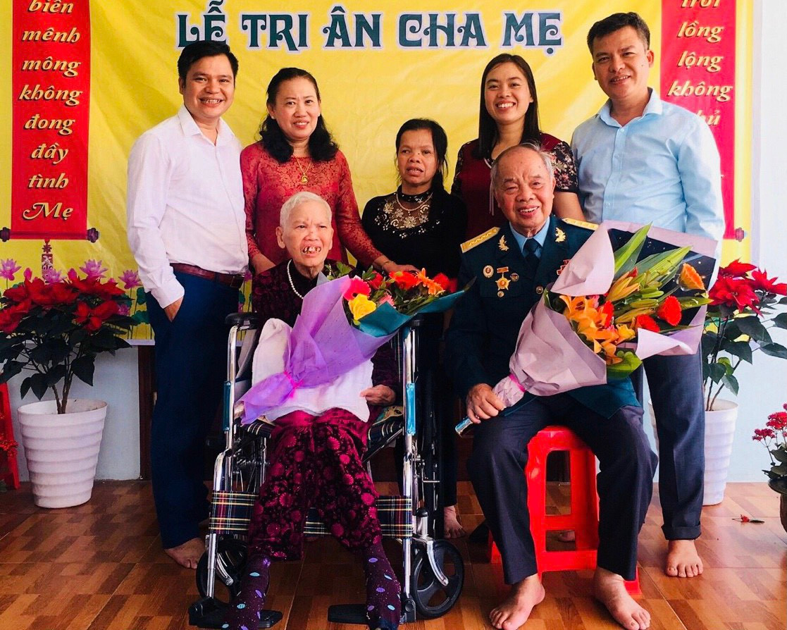 Đại tá Nguyễn Huyên sống vui bên gia đình. Đại tá Nguyễn Huyên sống vui bên gia đình.