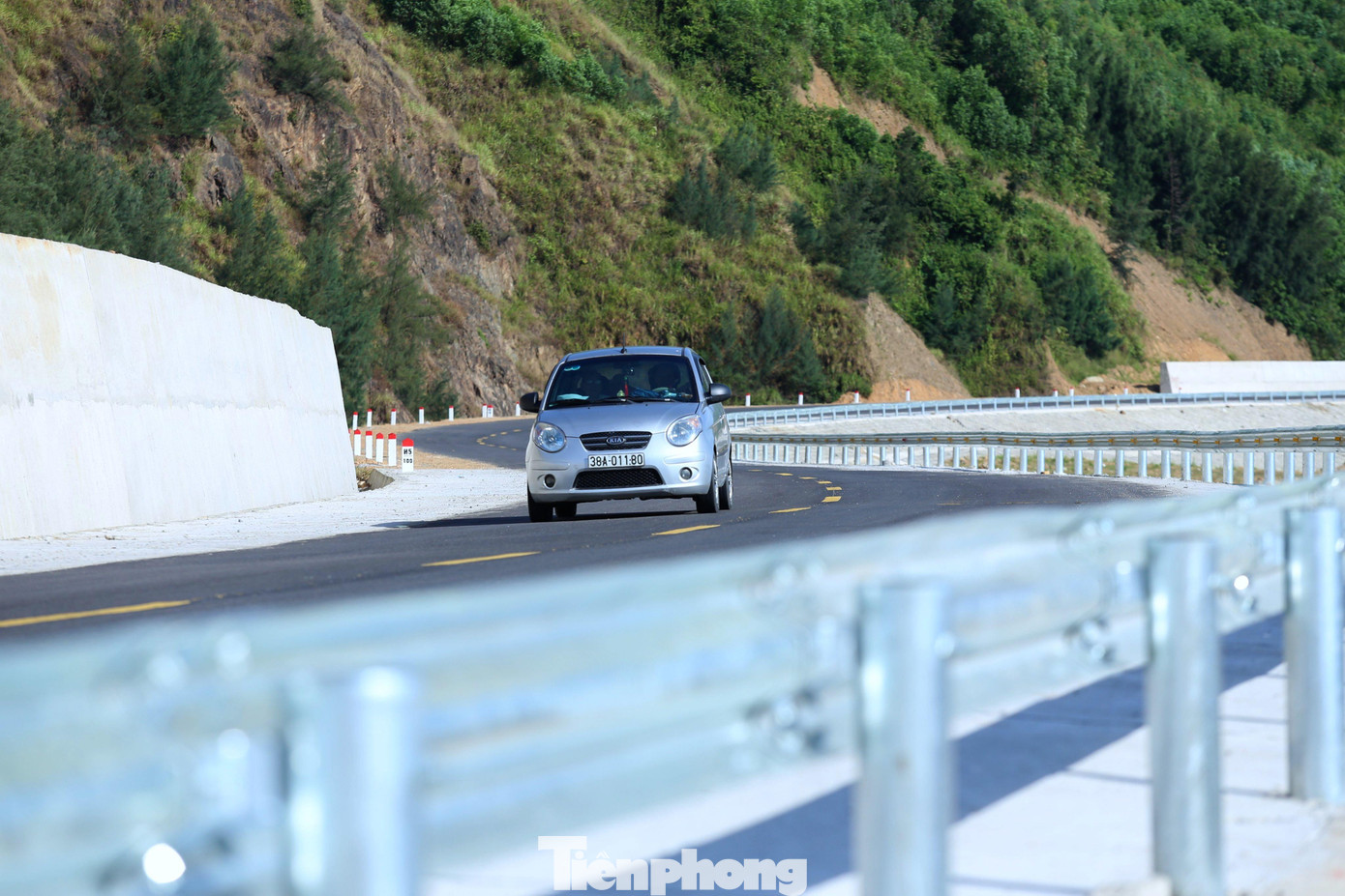 Mục tiêu đầu tư dự án nhằm góp phần chia sẻ lưu lượng xe cho tuyến đường QL1A, tạo điều kiện khai thác, sử dụng có hiệu quả tài nguyên biển và vùng ven biển, phục vụ phát triển kinh tế - xã hội của các địa phương. Tăng cường củng cố quốc phòng - an ninh, tạo thuận lợi trong xử lý các tình huống ứng phó với thiên tai, biến đổi khí hậu dọc ven biển từ huyện Nghi Xuân đến thị xã Kỳ Anh, tỉnh Hà Tĩnh. Mục tiêu đầu tư dự án nhằm góp phần chia sẻ lưu lượng xe cho tuyến đường QL1A, tạo điều kiện khai thác, sử dụng có hiệu quả tài nguyên biển và vùng ven biển, phục vụ phát triển kinh tế - xã hội của các địa phương. Tăng cường củng cố quốc phòng - an ninh, tạo thuận lợi trong xử lý các tình huống ứng phó với thiên tai, biến đổi khí hậu dọc ven biển từ huyện Nghi Xuân đến thị xã Kỳ Anh, tỉnh Hà Tĩnh.