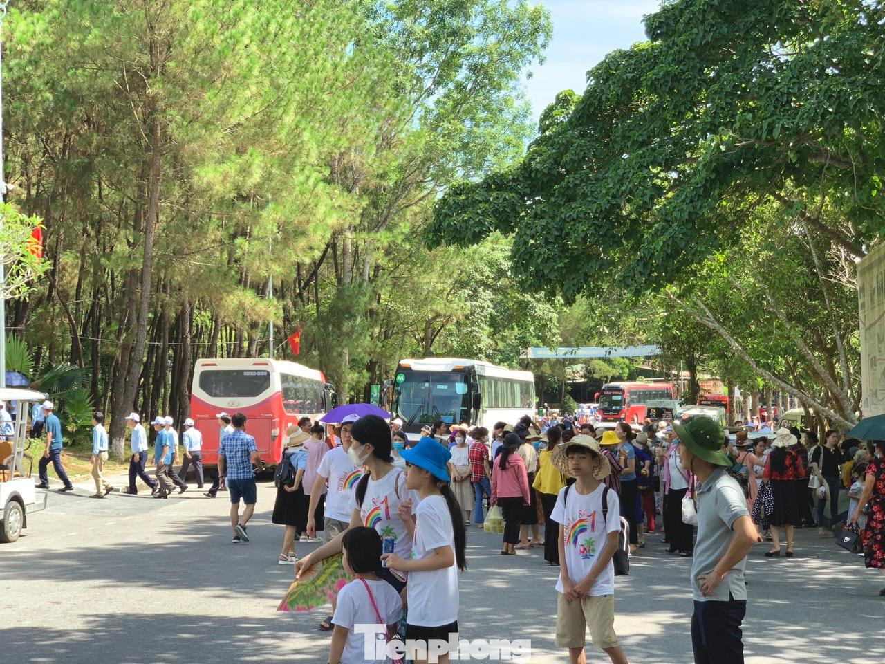 Các ngả đường hướng đến khu mộ 10 nữ thanh niên xung phong tại Ngã ba Đồng Lộc đông đúc xe cộ.