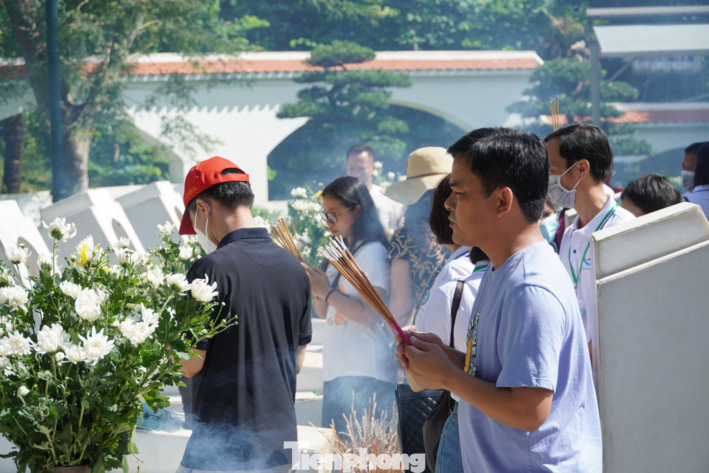 Tháng 7 là dịp tri ân các anh hùng thương binh liệt sĩ, cũng là ngày giỗ của 10 cô gái TNXP, người dân từ khắp mọi miền Tổ Quốc lại hành hương về đây để tưởng nhớ.