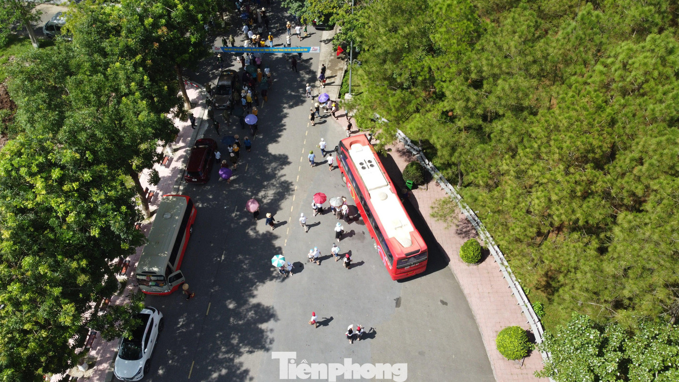 Ông Trần Đình Ước, Trưởng Ban quản lý Khu di tích Ngã ba Đồng Lộc cho biết, cận kề dịp kỷ niệm 75 năm ngày Thương binh - Liệt sĩ, mỗi ngày khu di tích đón tới hàng nghìn lượt du khách đến thắp hương, ghé tham quan. "Bình quân mỗi ngày có khoảng 2.000 lượt du khách đến viếng, dịp cuối tuần cao điểm có khoảng 3.000 lượt khách. Du khách về dâng hương, tưởng niệm các anh hùng, liệt sĩ, 10 cô gái Đồng Lộc", ông Ước nói.