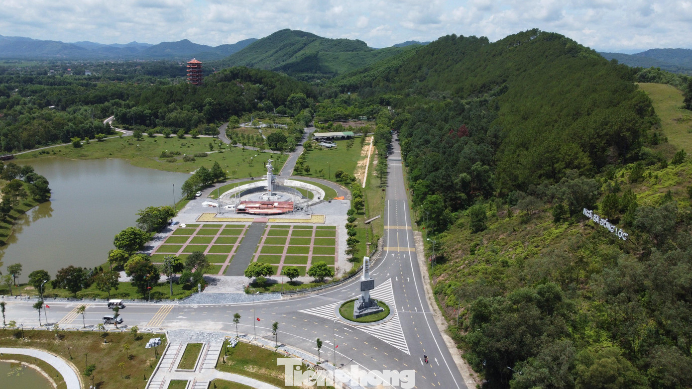 Ngã ba Đồng Lộc thuộc xã Đồng Lộc (Can Lộc, Hà Tĩnh) nằm trên đường Hồ Chí Minh, là giao điểm của quốc lộ 15A và tỉnh lộ 2 đoạn qua Hà Tĩnh. Ngã ba Đồng Lộc có tổng diện tích 50ha nằm gọn trong một thung lũng hình tam giác, hai bên đồi núi trọc, giữa là con đường độc đạo, mặt đường giống như một lòng máng, bom địch thả xuống bên nào đất đá cũng lăn xuống đường làm cản trở giao thông.