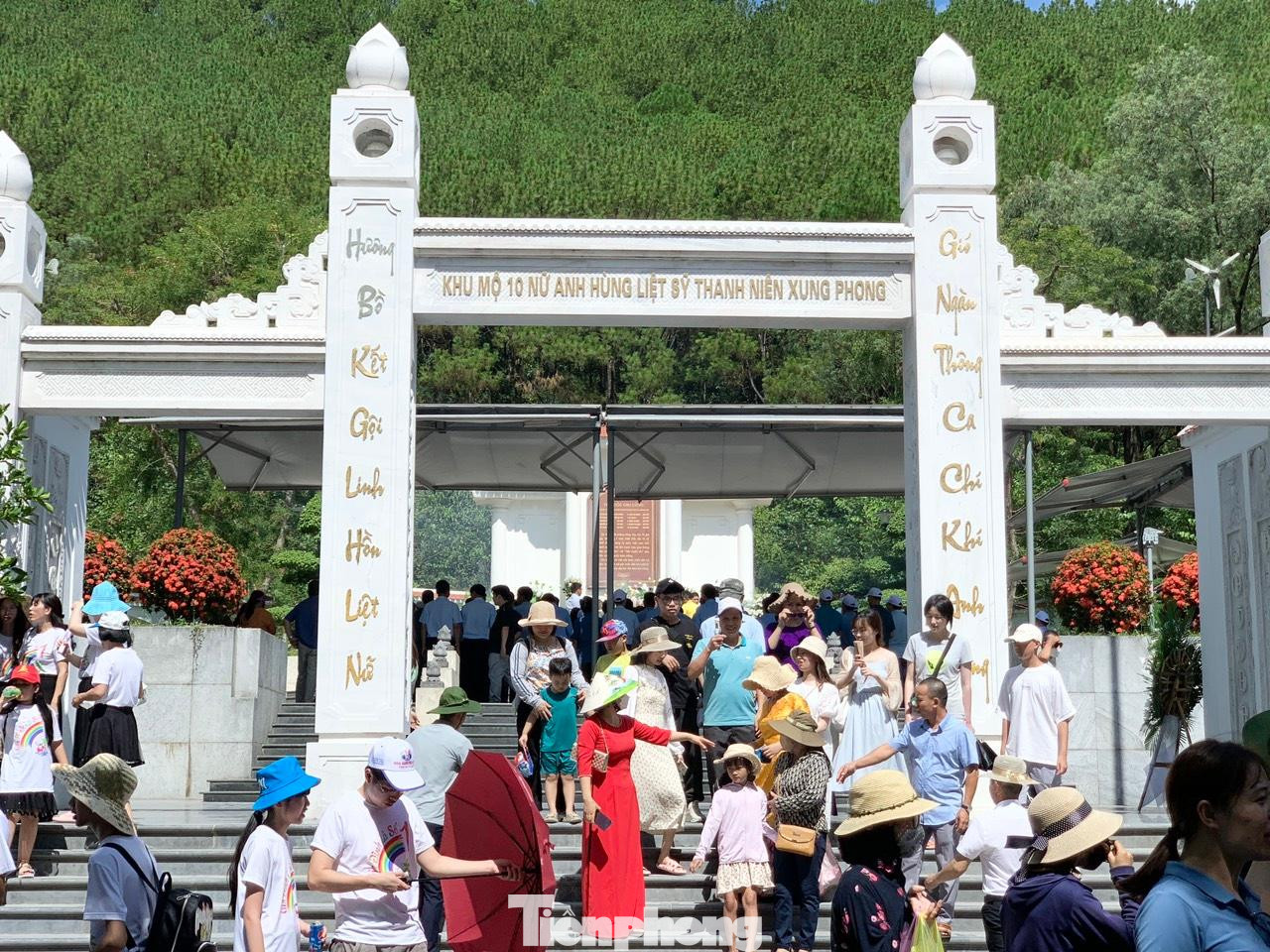 Trong dòng người ấy có những cụ già, thân nhân liệt sĩ, những cựu chiến binh, thương binh và đông đảo học sinh, sinh viên, thanh niên từ mọi miền đất nước.