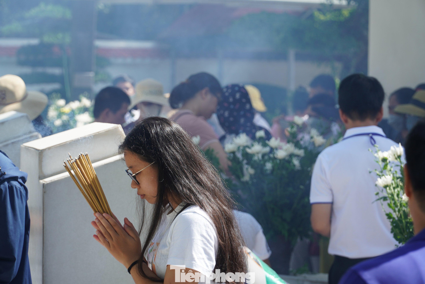 Đứng trước anh linh 10 nữ thanh niên xung phong, ai cũng bùi ngùi xúc động.