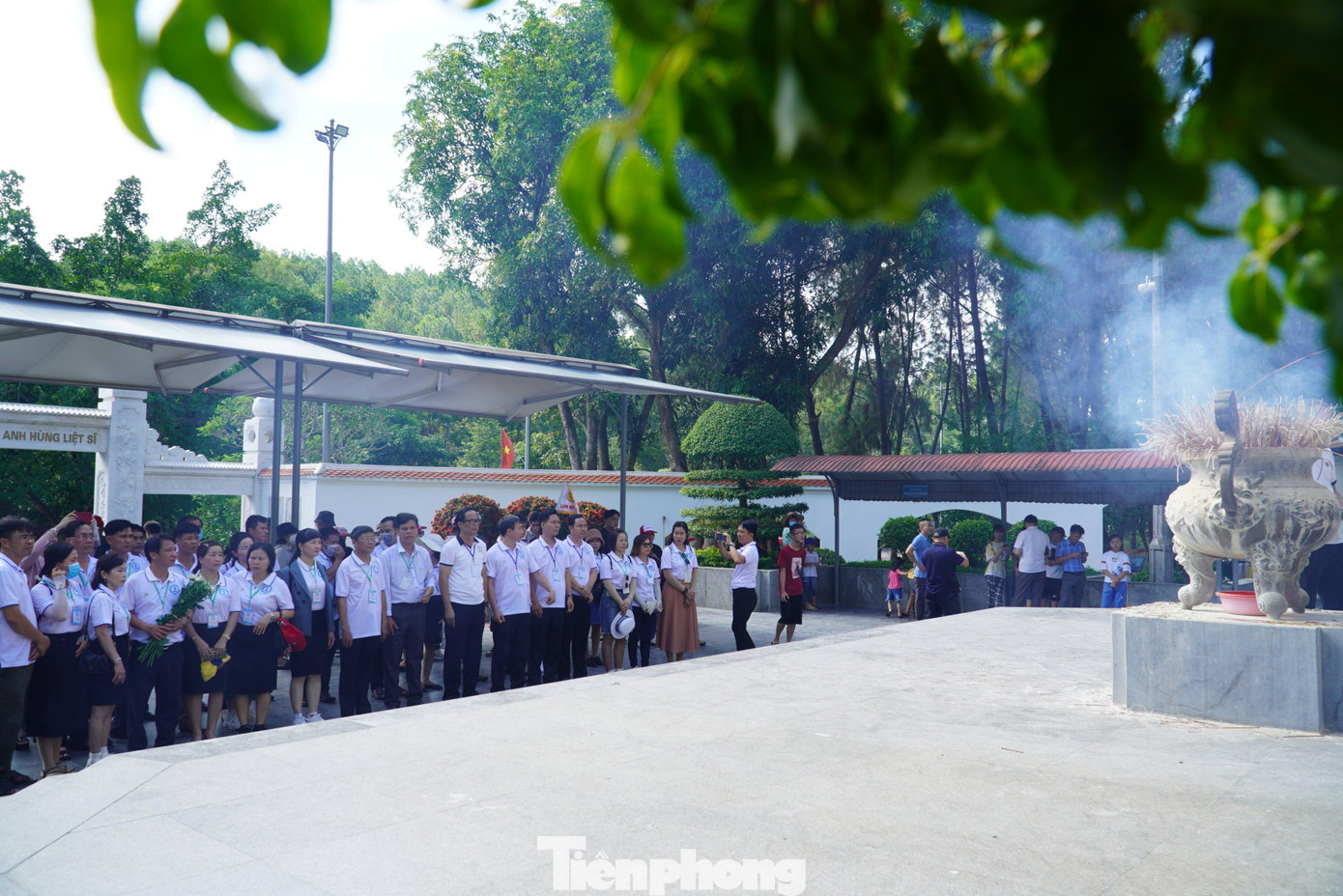 Từng dòng người nối tiếp nhau, tay cầm hoa cúc trắng, nén hương để dâng lên khu mộ 10 nữ thanh niên xung phong.