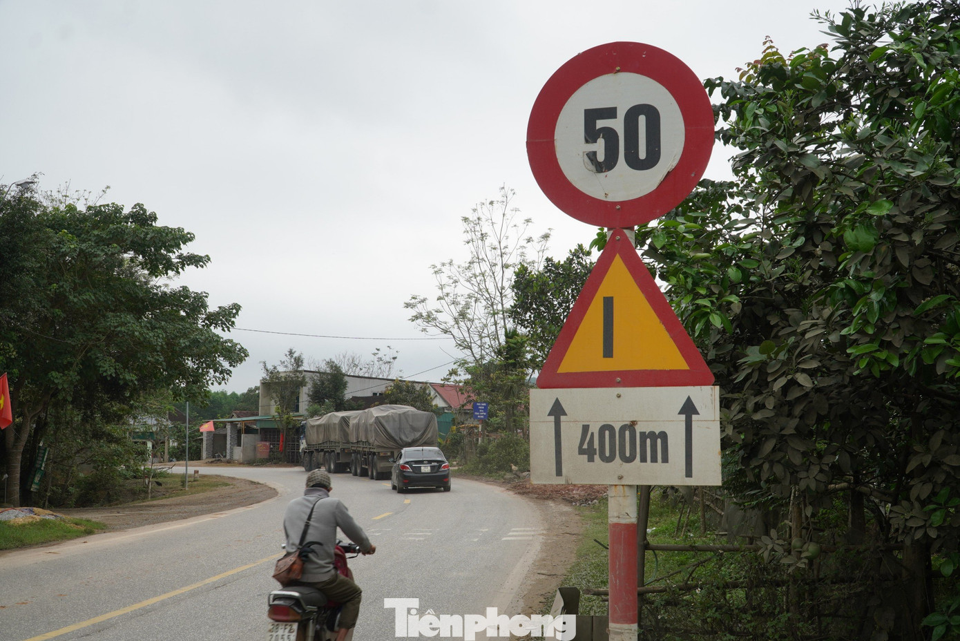 Theo đại diện Hạt giao thông số 4 (Công ty Cổ phần Quản lý và Xây dựng công trình giao thông Hà Tĩnh), thời gian qua, đơn vị thường xuyên bổ sung hệ thống biển báo giao thông, phát quang cây cối che khuất tầm nhìn nhằm đảm bảo an toàn cho người và phương tiện qua lại. Theo đại diện Hạt giao thông số 4 (Công ty Cổ phần Quản lý và Xây dựng công trình giao thông Hà Tĩnh), thời gian qua, đơn vị thường xuyên bổ sung hệ thống biển báo giao thông, phát quang cây cối che khuất tầm nhìn nhằm đảm bảo an toàn cho người và phương tiện qua lại.