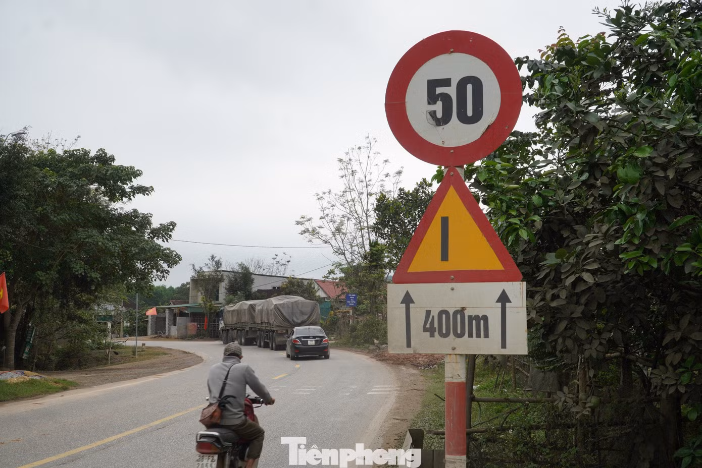 Theo đại diện Hạt giao thông số 4 (Công ty Cổ phần Quản lý và Xây dựng công trình giao thông Hà Tĩnh), thời gian qua, đơn vị thường xuyên bổ sung hệ thống biển báo giao thông, phát quang cây cối che khuất tầm nhìn nhằm đảm bảo an toàn cho người và phương tiện qua lại.