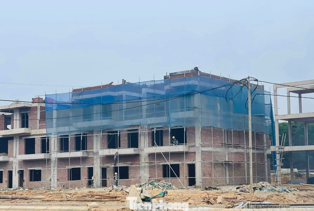 Đến nay, một số dãy nhà liền kề cao 3 tầng đã được xây dựng xong hạng mục phần thô; hạ tầng kỹ thuật, công viên cảnh quan của dự án dần hoàn thiện…