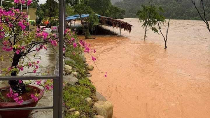 Nước đỏ ngàu từ thượng nguồn đổ về sông Ngàn Phố.