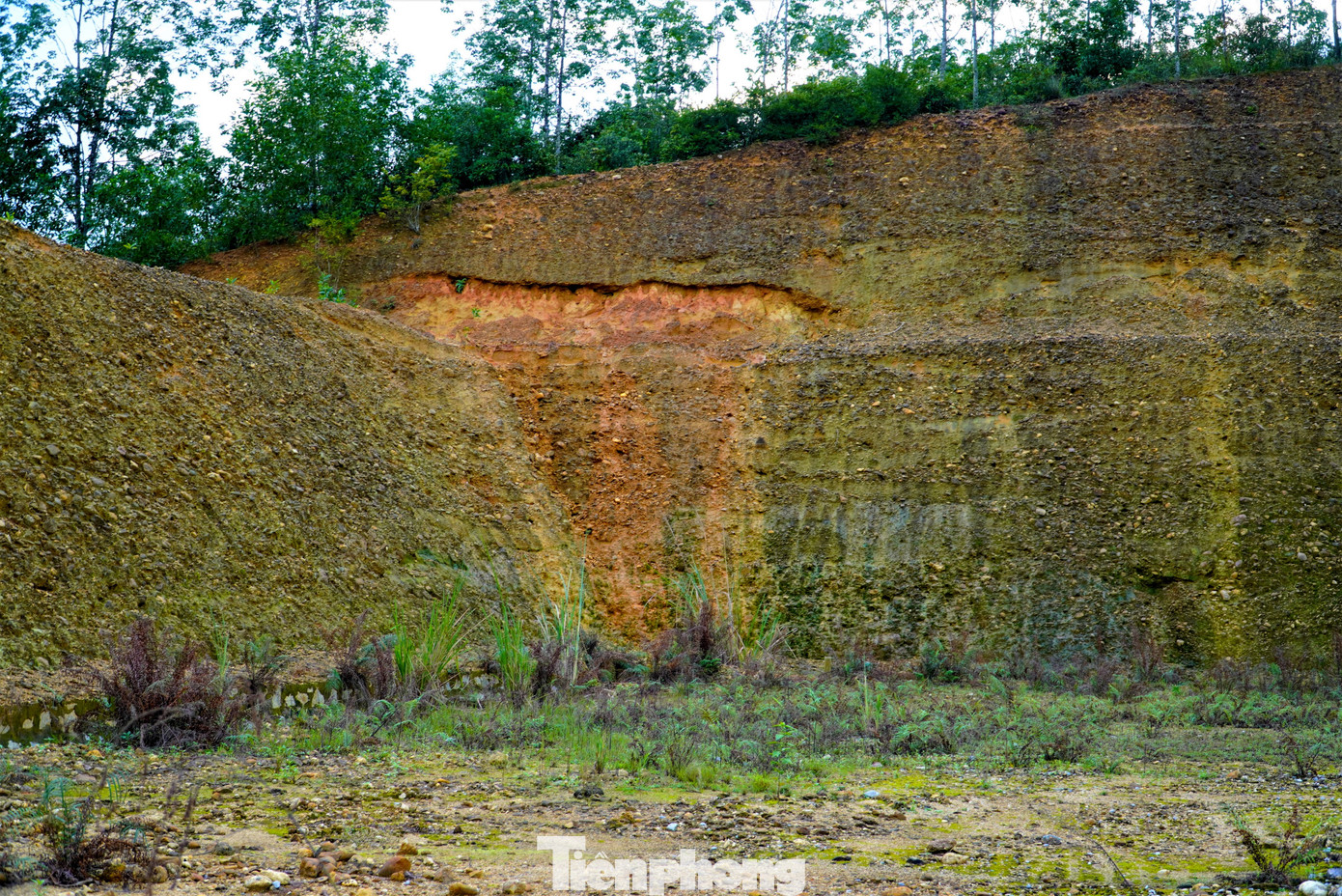 Nằm ở khu vực đồi nên một số điểm phần mái có dấu hiệu sạt lở.