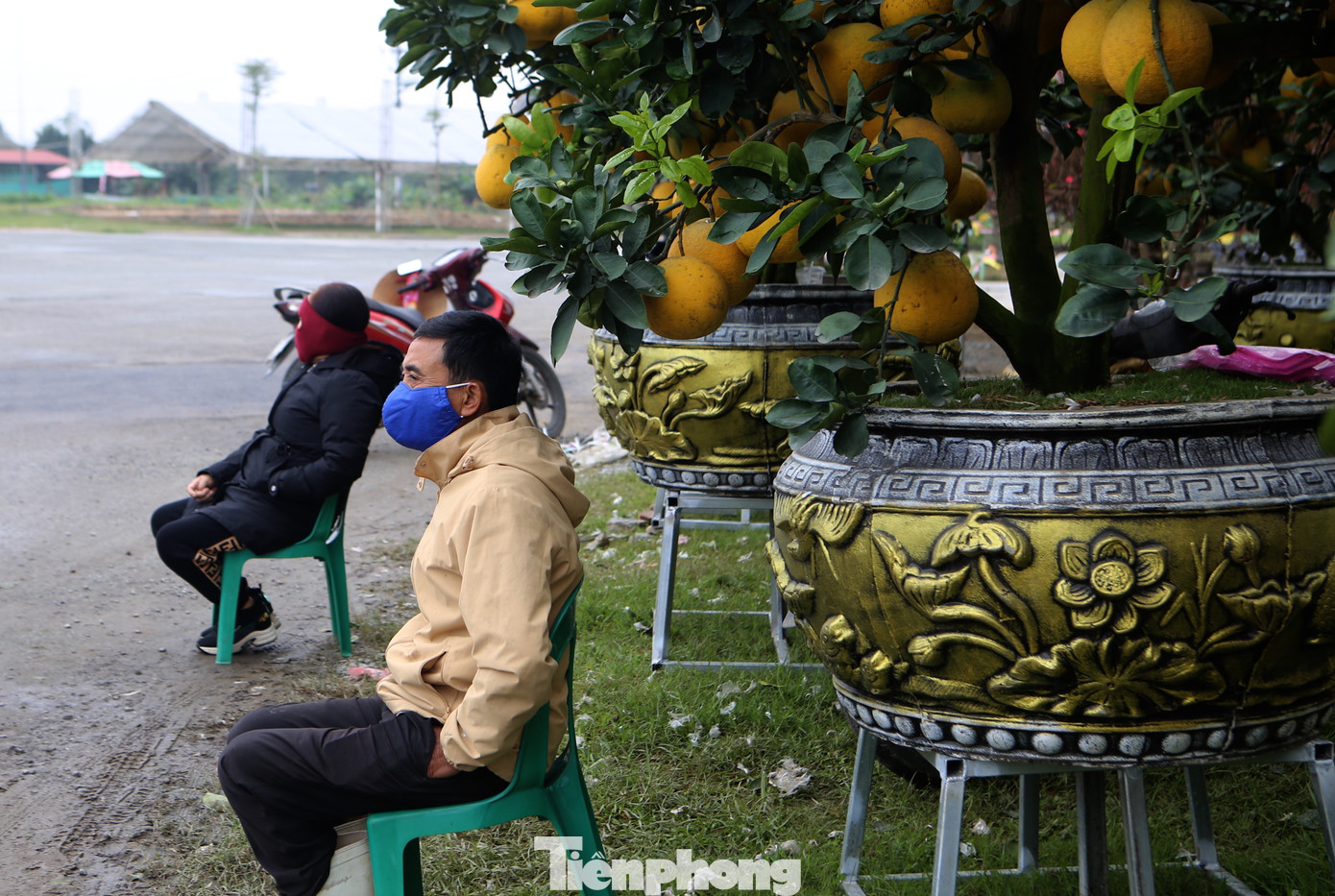 Nhiều tiểu thương co ro trong giá rét, gắng gượng trông hàng, chờ khách đến mua.