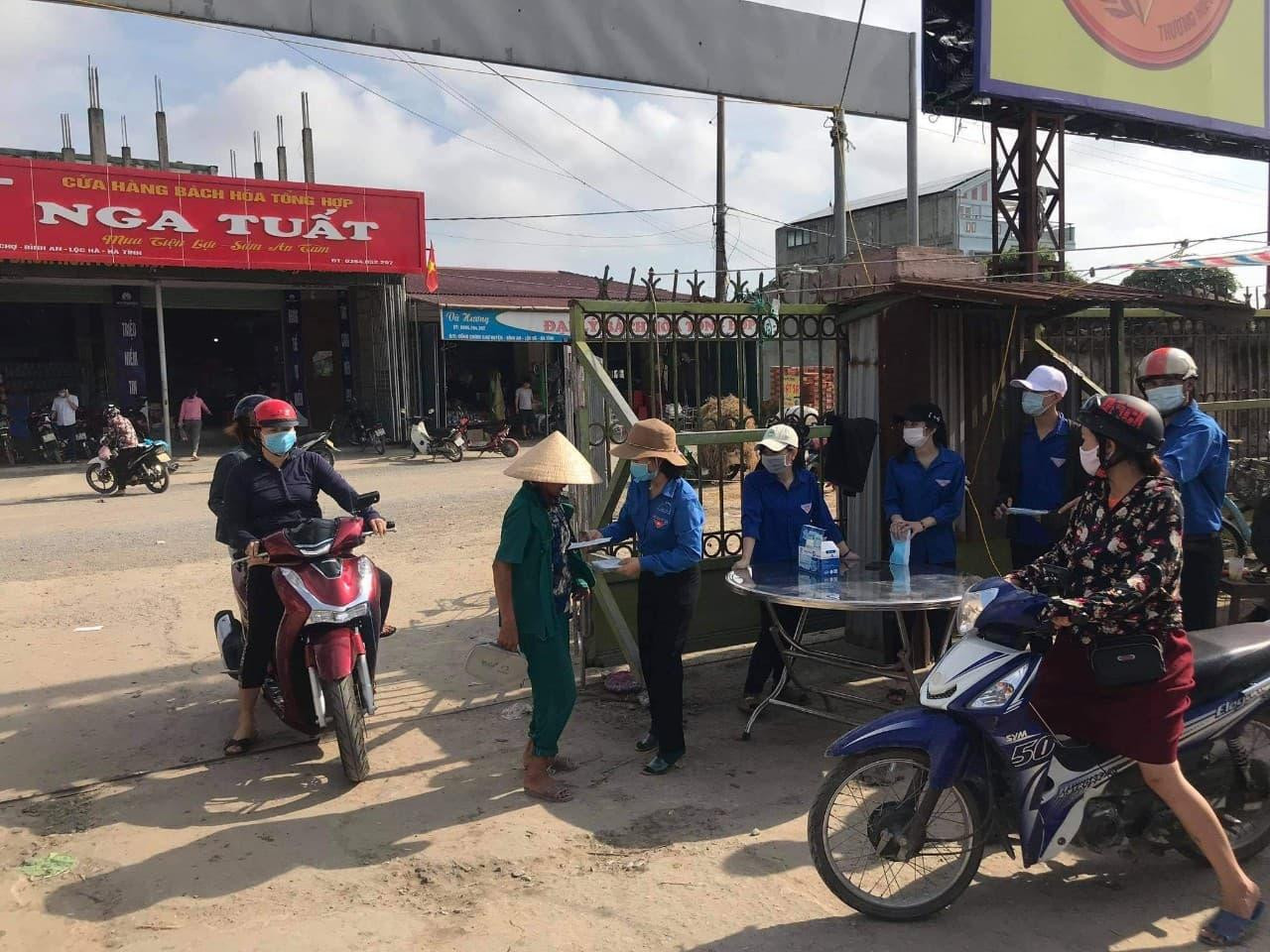 Trước tình hình dịch phức tạp, nhưng một số người dân còn lơ là với việc đeo khẩu trang, lực lượng thanh niên tình nguyện vào tận các khu vực chợ để nhắc nhở, phát khẩu trang miễn phí.