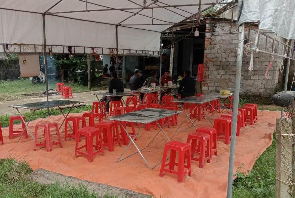 Người thân đang lo an táng cho nạn nhân.