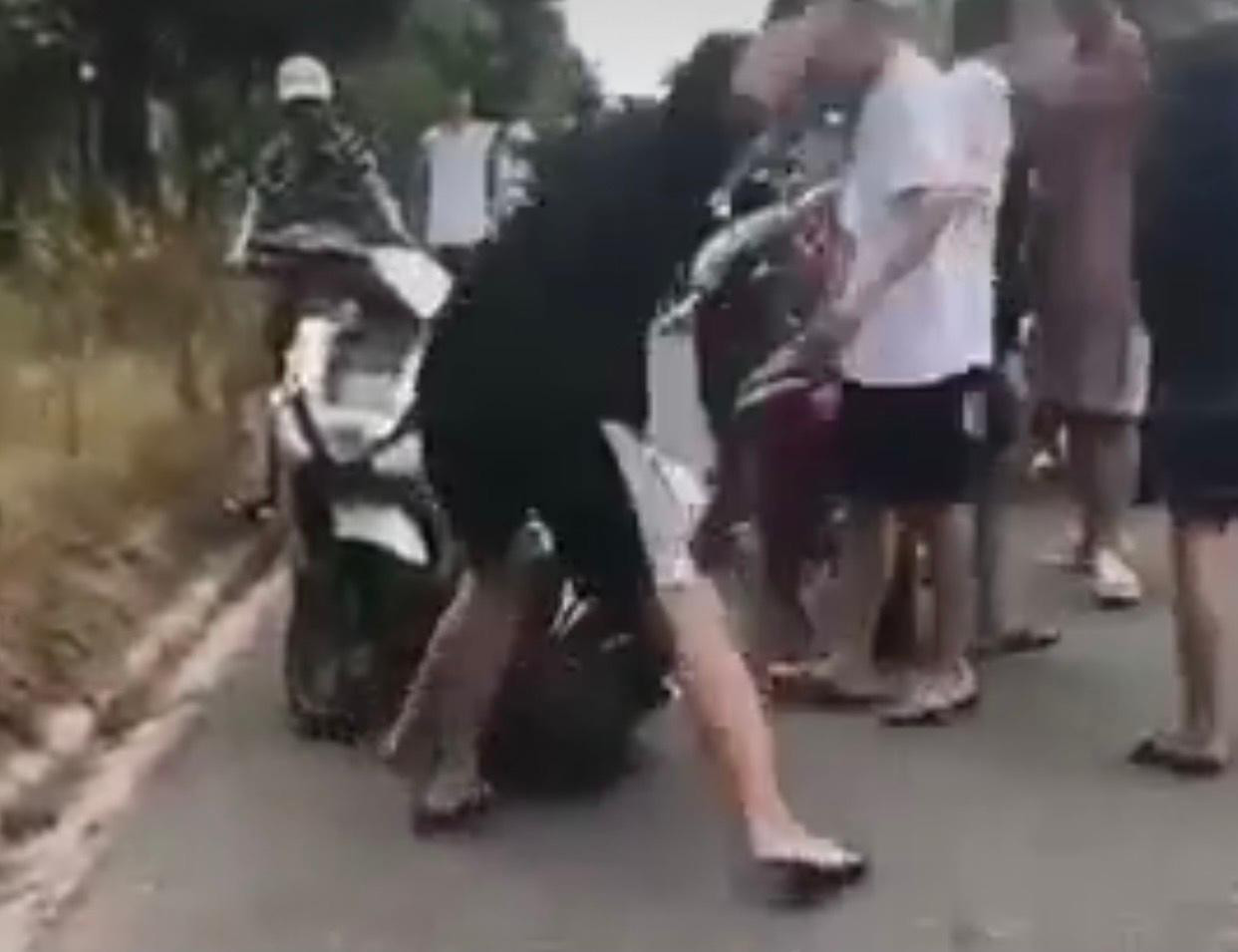 Hình ảnh nam sinh bị nhóm học sinh lớp trên đánh giữa đường. Hình ảnh nam sinh bị nhóm học sinh lớp trên đánh giữa đường.