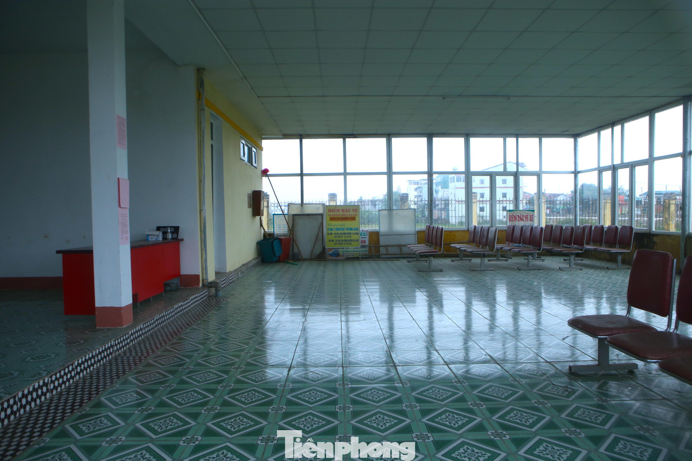 Trao đổi với Tiền Phong, ông Phạm Hoàng Anh - Phó chủ tịch UBND huyện Cẩm Xuyên (Hà Tĩnh) cho biết, việc bến xe bỏ hoang nhiều năm, phía huyện đã kiến nghị hoạt động lại bến xe. Huyện đề xuất UBND tỉnh, Sở GTVT hoàn thiện các hạng mục còn thiếu, kiện toàn lại ban quản lý để bến xe hoạt động trở lại.