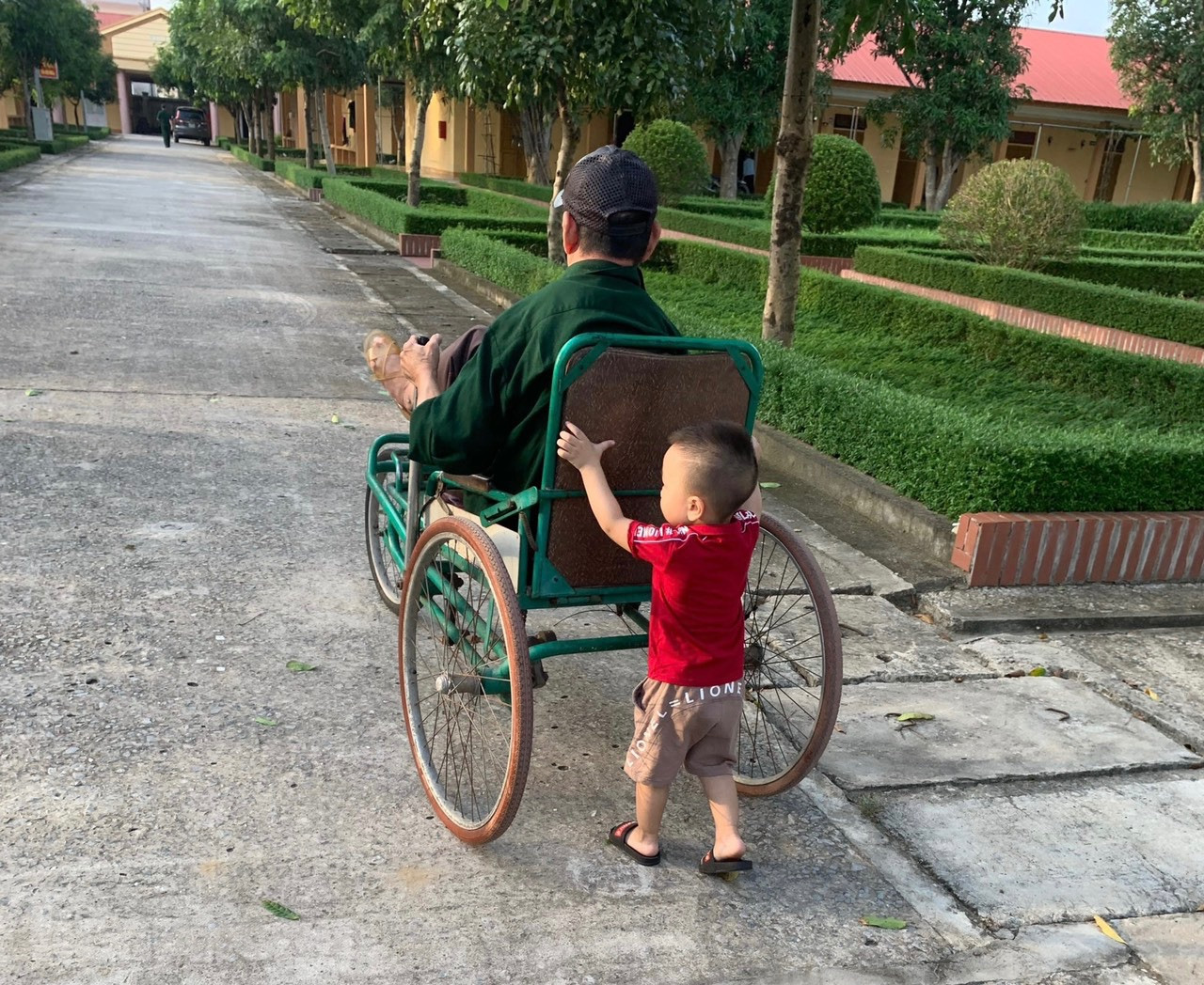 Những lần đến trung tâm, gia đình ông Cung cũng thường xuyên đến để chăm sóc. Những lần đến trung tâm, gia đình ông Cung cũng thường xuyên đến để chăm sóc.