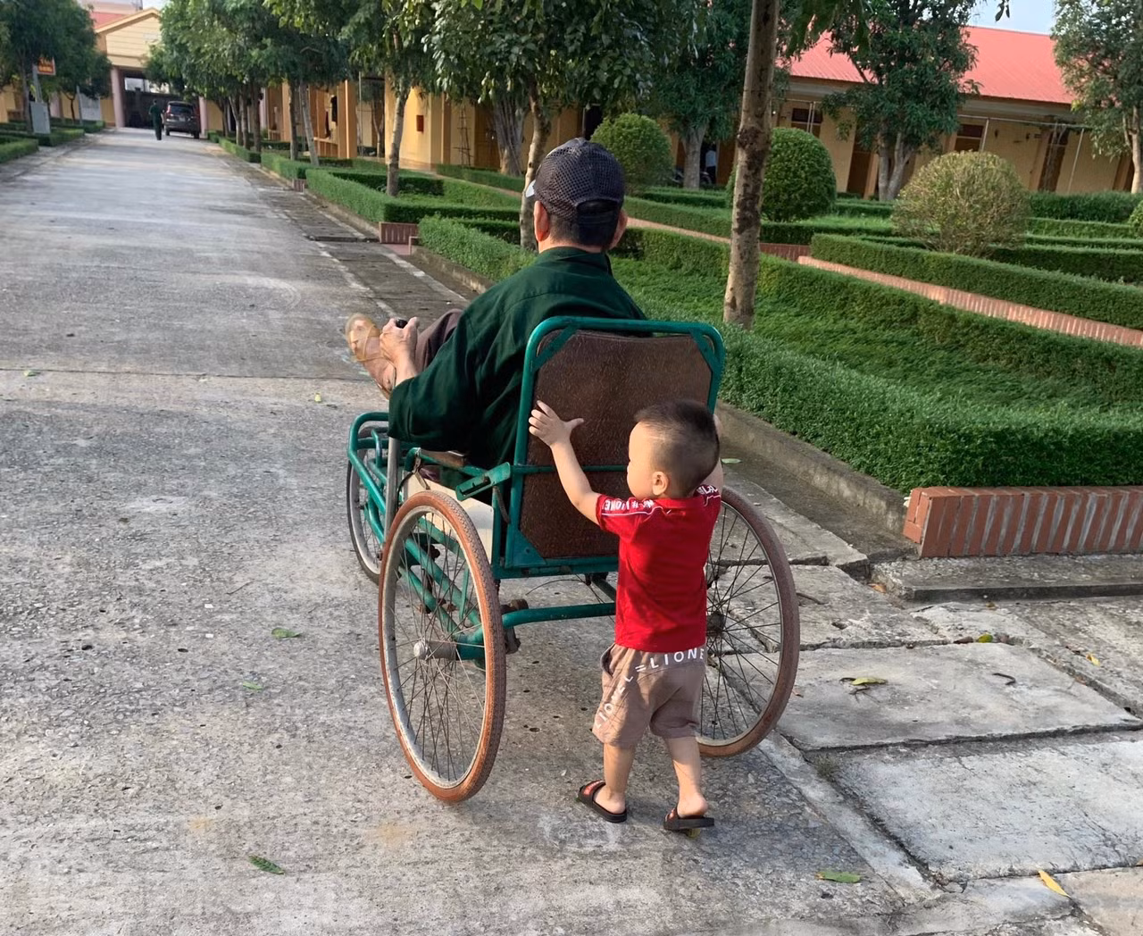 Những lần đến trung tâm, gia đình ông Cung cũng thường xuyên đến để chăm sóc.