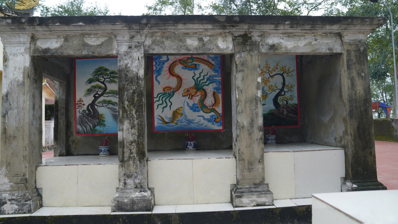 Tại điện thờ chính thờ thần Rắn - Long Vương (Thuỷ thần), một tín ngưỡng có nguồn gốc lâu đời của cư dân nông nghiệp gắn liền với tục thờ thần Rắn, thần Hà bá với mong muốn mưa thuận gió hòa.