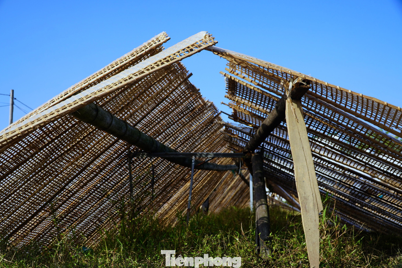 Bánh đa nem Thạch Hưng được làm từ gạo, muối, đường hoặc mật mía. Vì bánh tráng ở đây mỏng, dai ngon và rất dễ cuốn nên được nhiều người tin dùng.