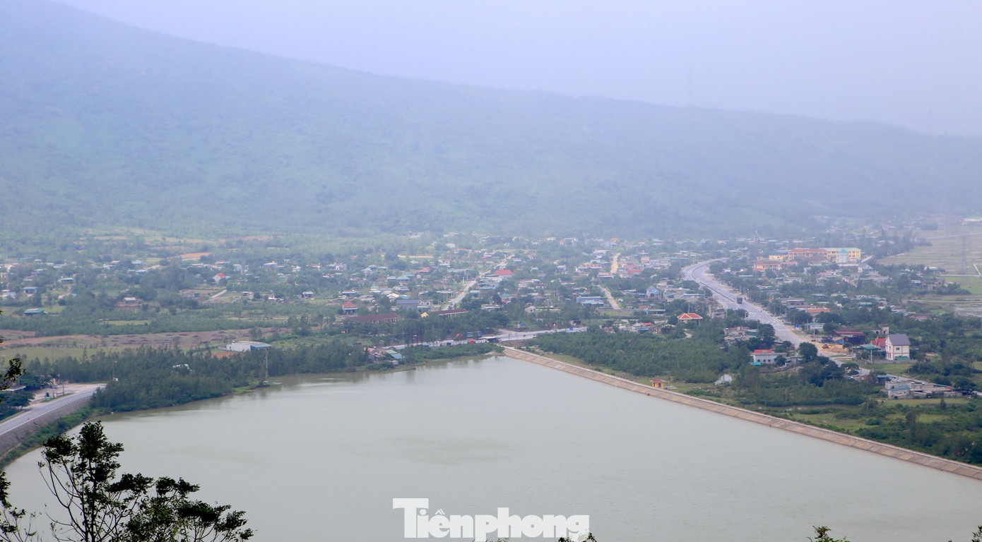 Từ "cổng trời" Hoàn Sơn Quan nhìn ra bao quát toàn bộ vùng đất xã Kỳ Nam.