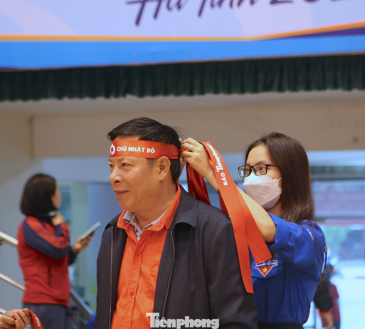 Lực lượng thanh niên cùng đến hỗ trợ người tham gia hiến máu.