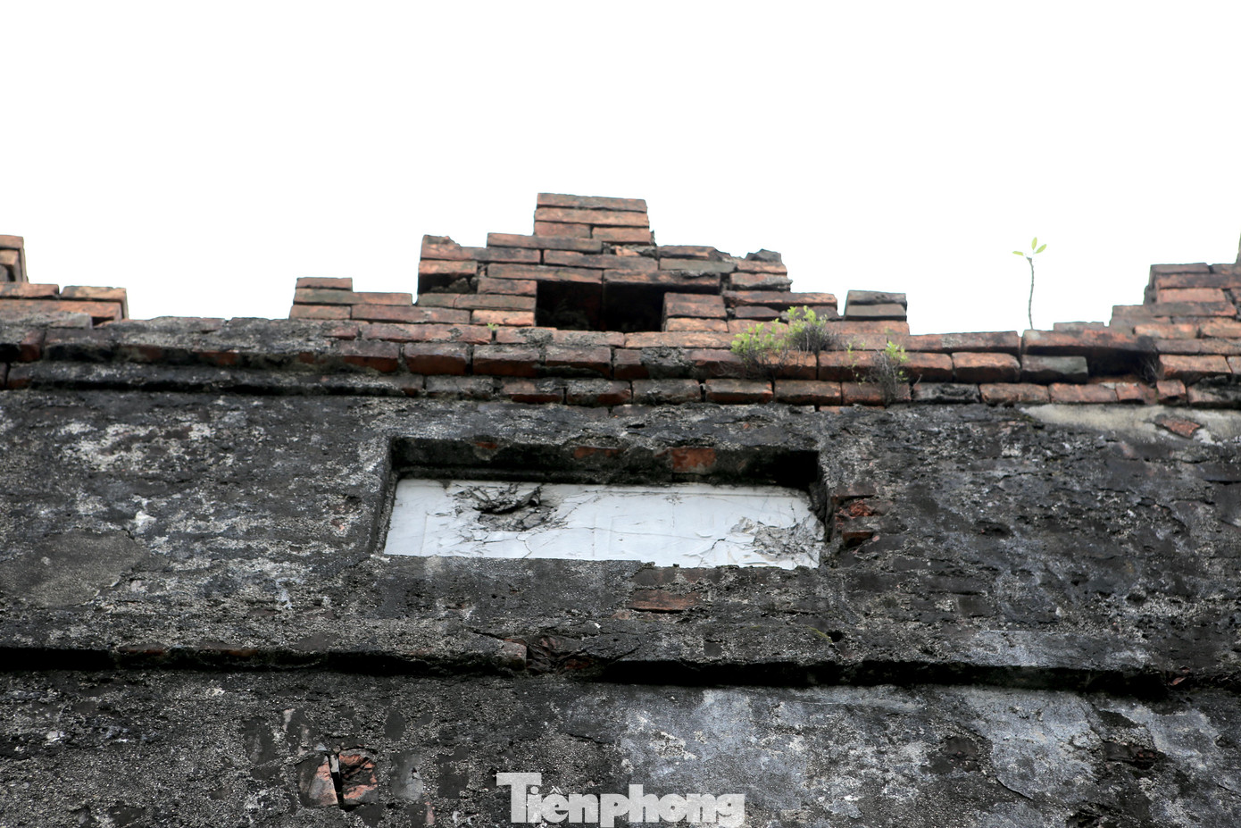 Tấm biển Hoành Sơn Quan bằng chữ Hán trên cổng vòm đá hướng ra phía bắc.