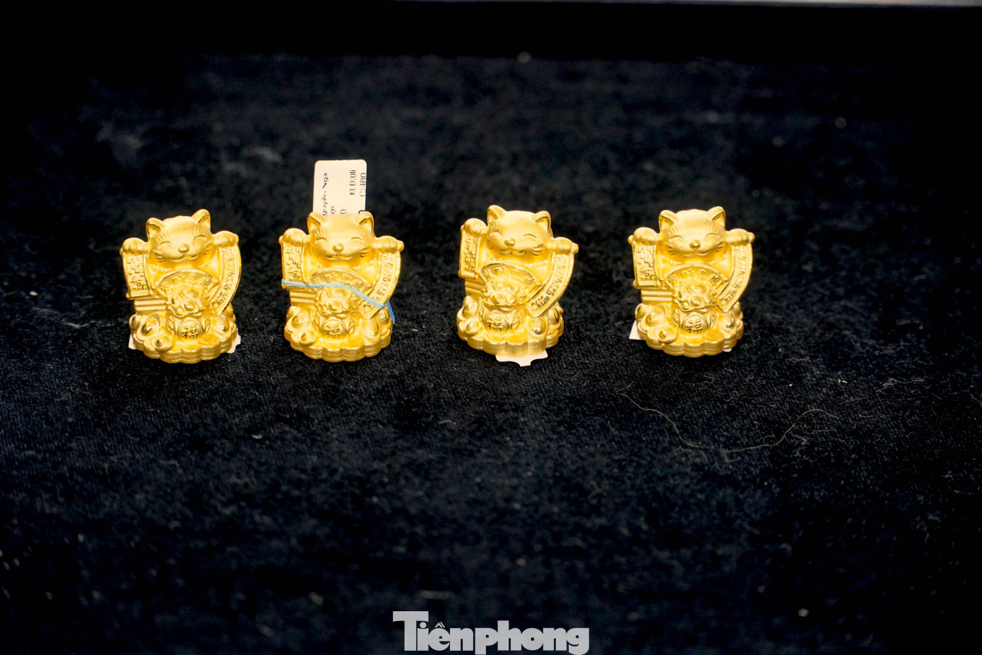 Những chú mèo vàng tí hon được nhiều người lựa chọn mua để lấy vía may mắn trong ngày Thần tài.