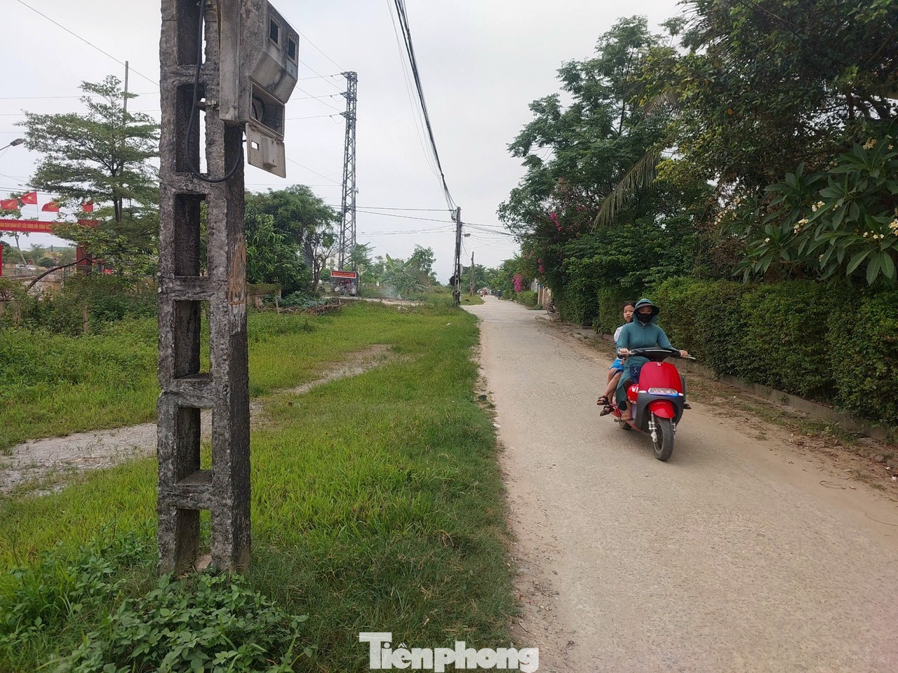 Trao đổi với Tiền Phong, ông Trương Thế Kỷ - Chủ tịch UBND xã Thạch Hưng (thành phố Hà Tĩnh) cho biết, tuyến đường thi công dở dang nhiều năm qua, người dân địa phương đã nhiều lần có ý kiến trong các cuộc họp. Hiện địa phương làm các bước thủ tục để sớm triển khai dự án. Theo ông Kỷ, nguyên nhân khiến dự án thi công chậm tiến độ là do vướng mắc trong việc giải phóng mặt bằng.