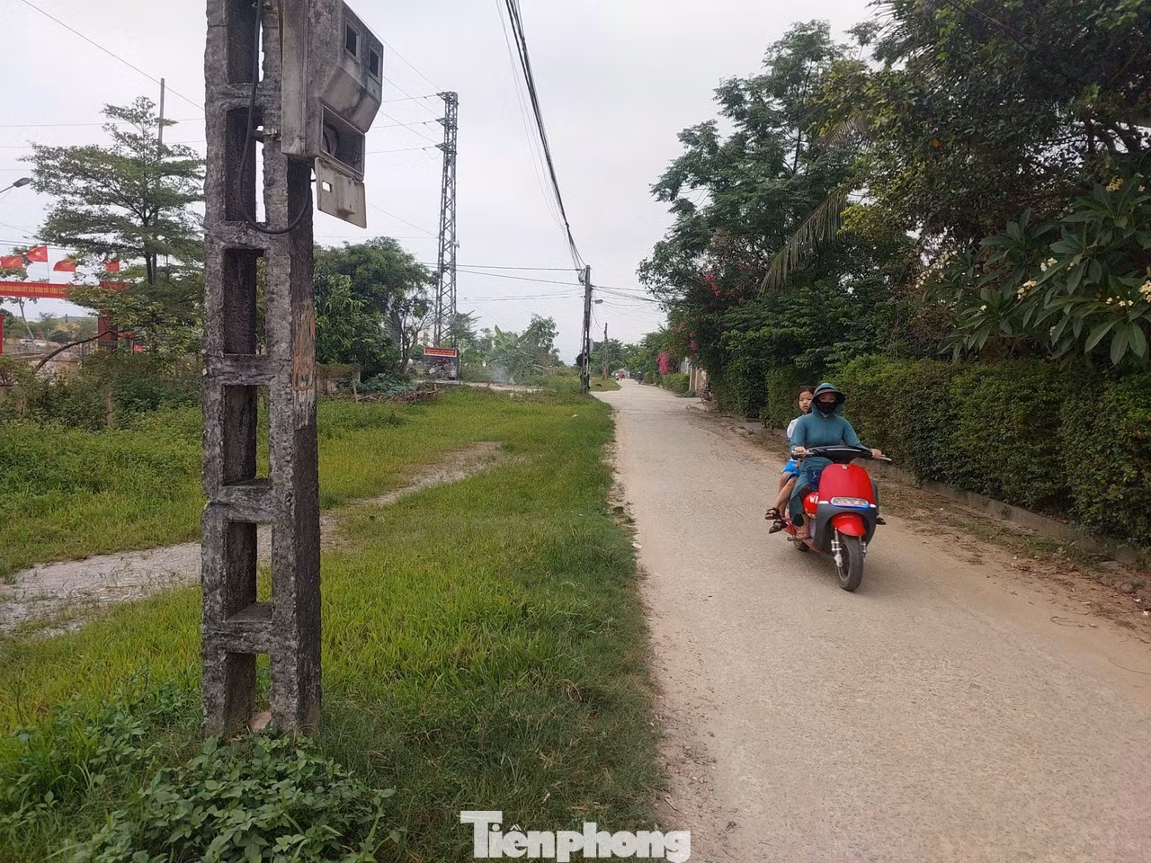 Trao đổi với Tiền Phong, ông Trương Thế Kỷ - Chủ tịch UBND xã Thạch Hưng (thành phố Hà Tĩnh) cho biết, tuyến đường thi công dở dang nhiều năm qua, người dân địa phương đã nhiều lần có ý kiến trong các cuộc họp. Hiện địa phương làm các bước thủ tục để sớm triển khai dự án. Theo ông Kỷ, nguyên nhân khiến dự án thi công chậm tiến độ là do vướng mắc trong việc giải phóng mặt bằng.