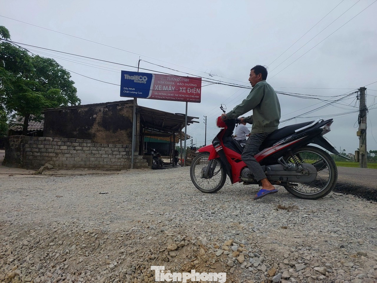 Khi dự án đang triển khai, một số hộ dân dọc tuyến đường không đồng thuận phương án giải phóng mặt bằng nên buộc dự án phải dừng lại để chờ phương án xử lý. Kể từ đó đến nay, tuyến đường này thi công dang dở, người dân, phương tiện gặp khó mỗi lần di chuyển.