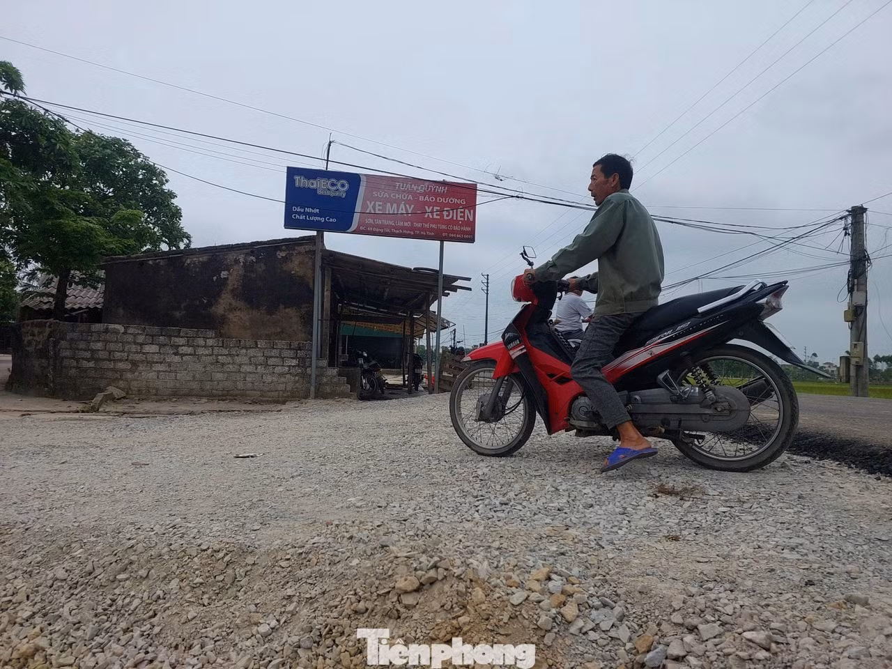 Khi dự án đang triển khai, một số hộ dân dọc tuyến đường không đồng thuận phương án giải phóng mặt bằng nên buộc dự án phải dừng lại để chờ phương án xử lý. Kể từ đó đến nay, tuyến đường này thi công dang dở, người dân, phương tiện gặp khó mỗi lần di chuyển.
