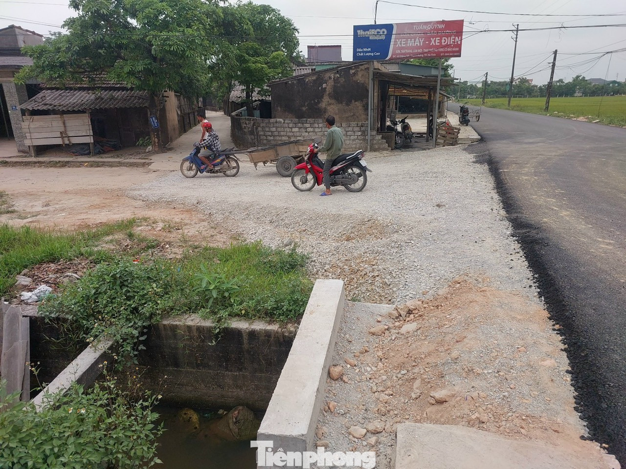 Ông Nguyễn Văn Dũng (50 tuổi, trú tại xã Thạch Hưng) cho biết, người dân địa phương mong chờ tuyến đường hoàn thành để người dân di chuyển lại thuận tiện. Do dự án thi công dở dang, khiến người dân gặp khó khăn khi nắng bụi bặm, mưa lầy lội, nhếch nhác. Mặt khác dây điện chằng chịt, hệ thống mương nước bên cạnh đường không được đậy nắp rất nguy hiểm.