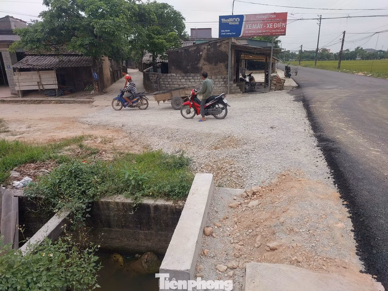 Ông Nguyễn Văn Dũng (50 tuổi, trú tại xã Thạch Hưng) cho biết, người dân địa phương mong chờ tuyến đường hoàn thành để người dân di chuyển lại thuận tiện. Do dự án thi công dở dang, khiến người dân gặp khó khăn khi nắng bụi bặm, mưa lầy lội, nhếch nhác. Mặt khác dây điện chằng chịt, hệ thống mương nước bên cạnh đường không được đậy nắp rất nguy hiểm.