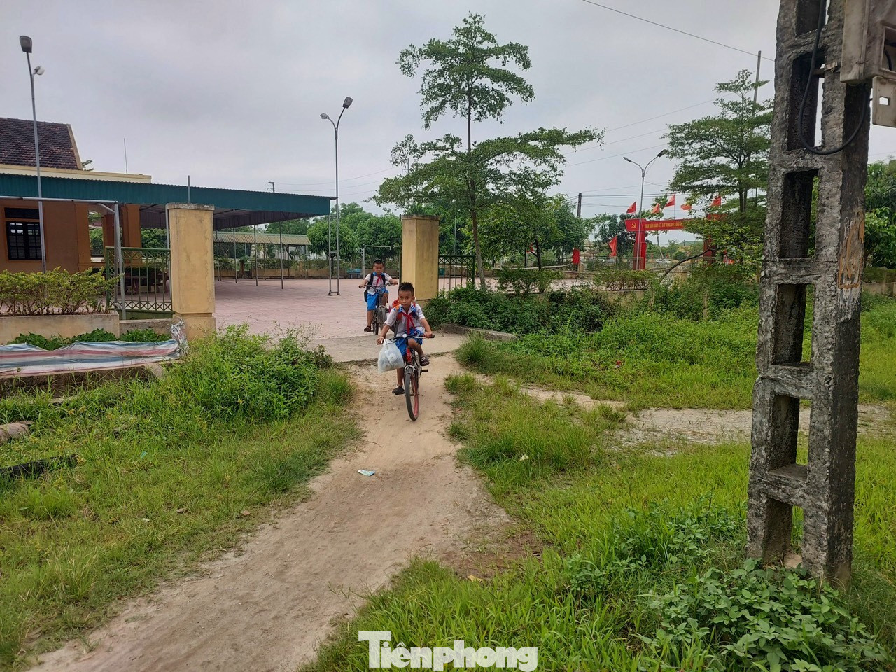 Đường thi công dang dở, học sinh khó khăn khi di chuyển từ trường để về nhà.