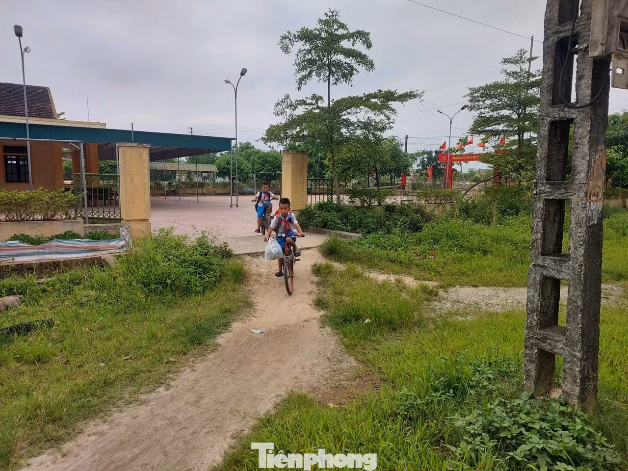 Đường thi công dang dở, học sinh khó khăn khi di chuyển từ trường để về nhà.