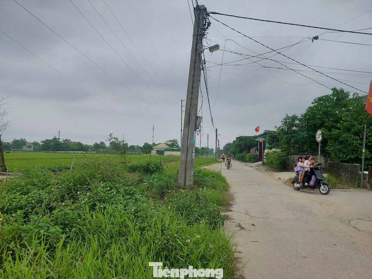 Khi dự án đang triển khai, một số hộ dân dọc tuyến đường không đồng thuận phương án giải phóng mặt bằng nên buộc dự án phải dừng lại để chờ phương án xử lý. Kể từ đó đến nay, tuyến đường này thi công dang dở, người dân, phương tiện gặp khó mỗi lần di chuyển.