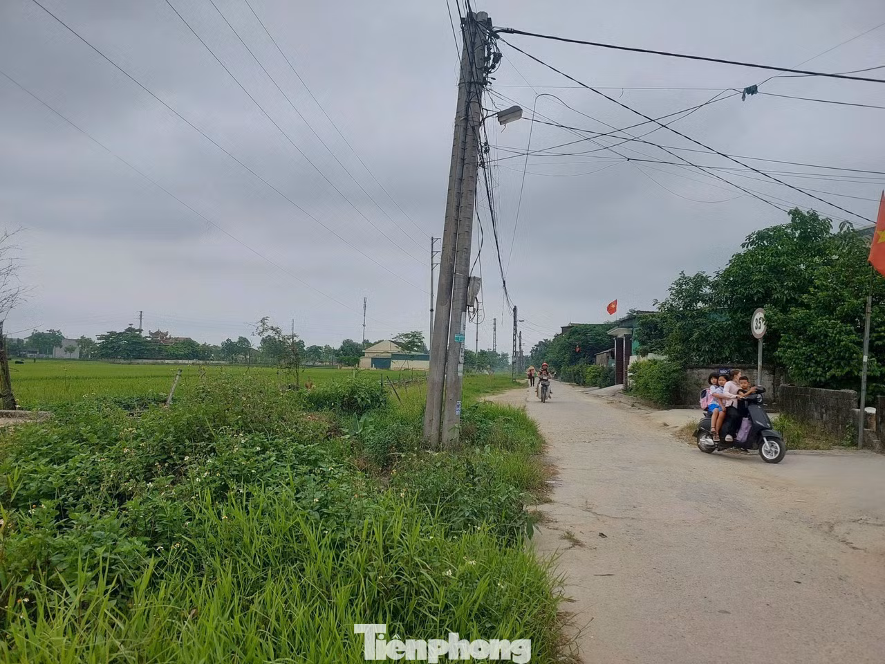 Khi dự án đang triển khai, một số hộ dân dọc tuyến đường không đồng thuận phương án giải phóng mặt bằng nên buộc dự án phải dừng lại để chờ phương án xử lý. Kể từ đó đến nay, tuyến đường này thi công dang dở, người dân, phương tiện gặp khó mỗi lần di chuyển.