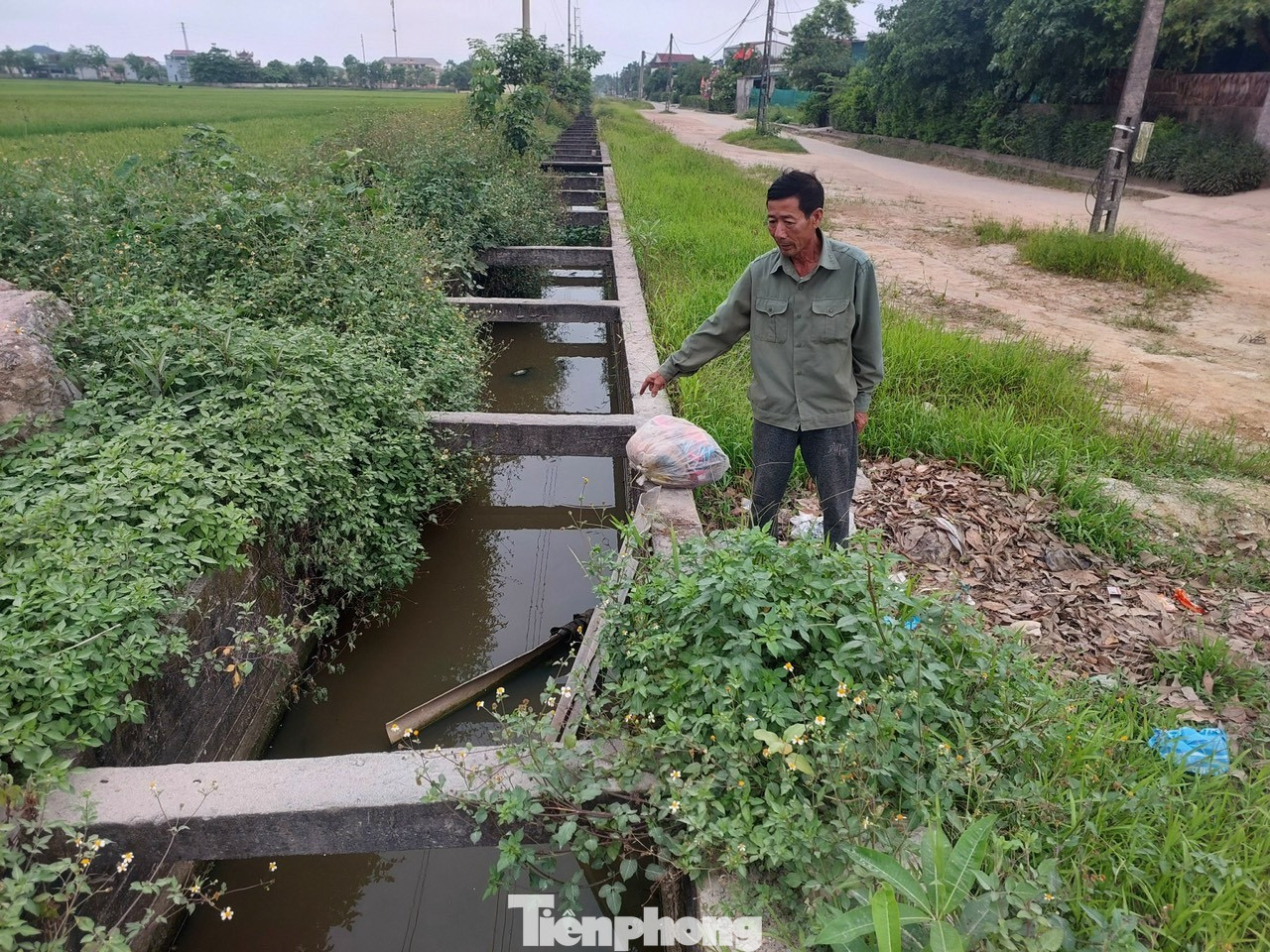 Người dân bày tỏ mong muốn mương nước có nắp đậy, để đảm bảo an toàn cho trẻ em xung quanh tuyến.